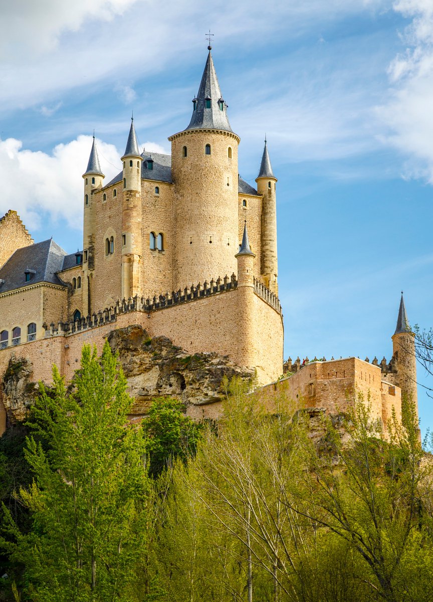 NickLovesSpain's tweet photo. More than 10,000 castles have marked Spain over time —

With 2,500 still standing today.

Here are the 20 castles &amp; fortresses that make Spain the most dazzling country on Earth:

(a 🧵) https://t.co/oOl1hjmw9f