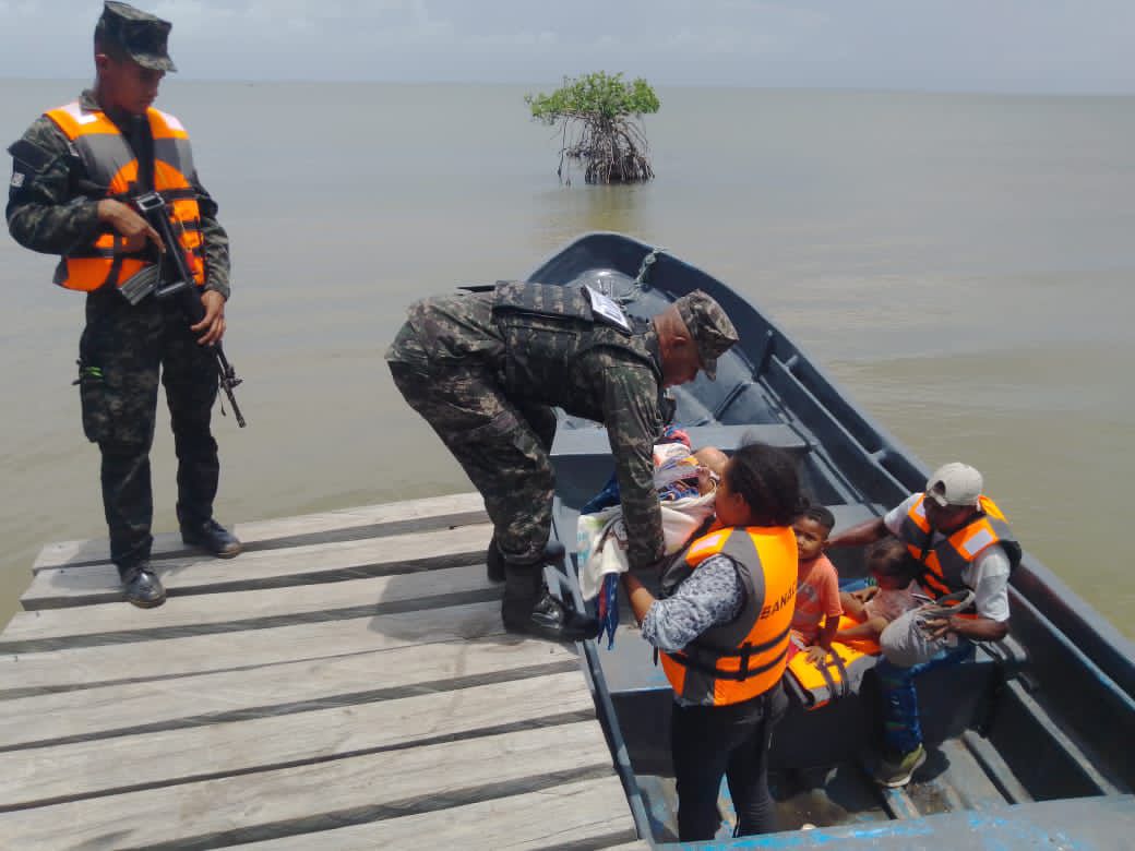 NMoskitiahn's tweet photo. PUERTO LEMPIRA
#NoticiasMuskitaHn
En un acto de solidaridad y compromiso con la ciudadanía, miembros de la Base Naval de Caratasca de las #FFFA, realizaron el traslado de un menor de edad en estado de salud delicado desde la comunidad de Yahurabila hasta Puerto Lempira. https://t.co/fObMQb690g