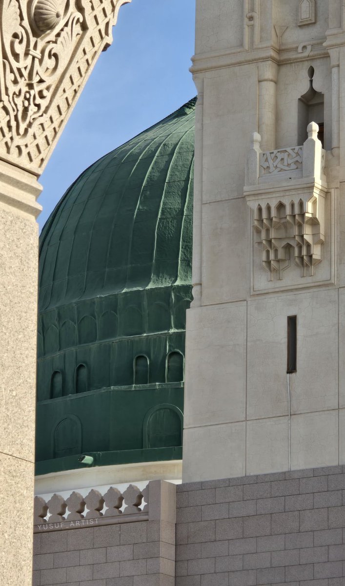 كان النبي ﷺ طويل السكت، لا يتكلم في غير حاجة، يعظِّم النعمة وإن دقَّت لا يذمُّ منها شيئًا، لا تغضبه الدنيا ولا ما كان لها، ولا يغضب لنفسه ولا ينتصر لها، معتدل الأمر غير مختلف، وكان أشدَّ الناس حياءً، لا يثبِّت بصره في وجه أحد، له نورٌ يعلوه كأن الشمس تجري في وجهه الشريف 🤍