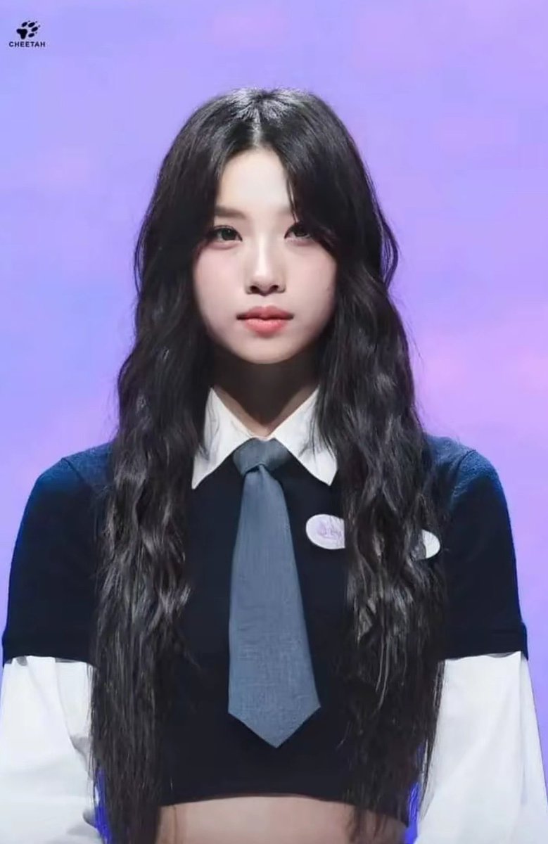 OMG?? JUNGEUN LET YOUR FOREHEAD BREATHE FOR THE DEBUT PLEASE 😭