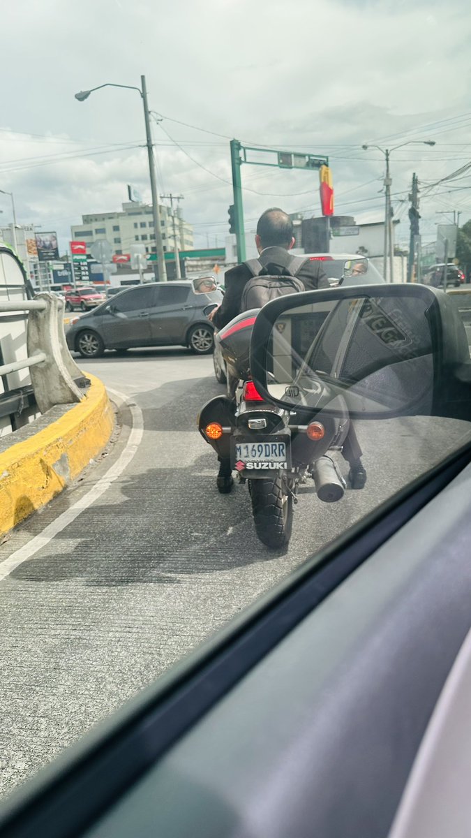 SergioEME4's tweet image. Hola señor pelón. No creo que la cola de su moto necesite llevar el casco para no lastimarse. 

Hemos pasado de llevarlo en el codo a mejor llevarlo atrás de adorno.

#MiGuate