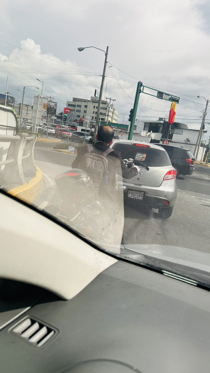 SergioEME4's tweet image. Hola señor pelón. No creo que la cola de su moto necesite llevar el casco para no lastimarse. 

Hemos pasado de llevarlo en el codo a mejor llevarlo atrás de adorno.

#MiGuate