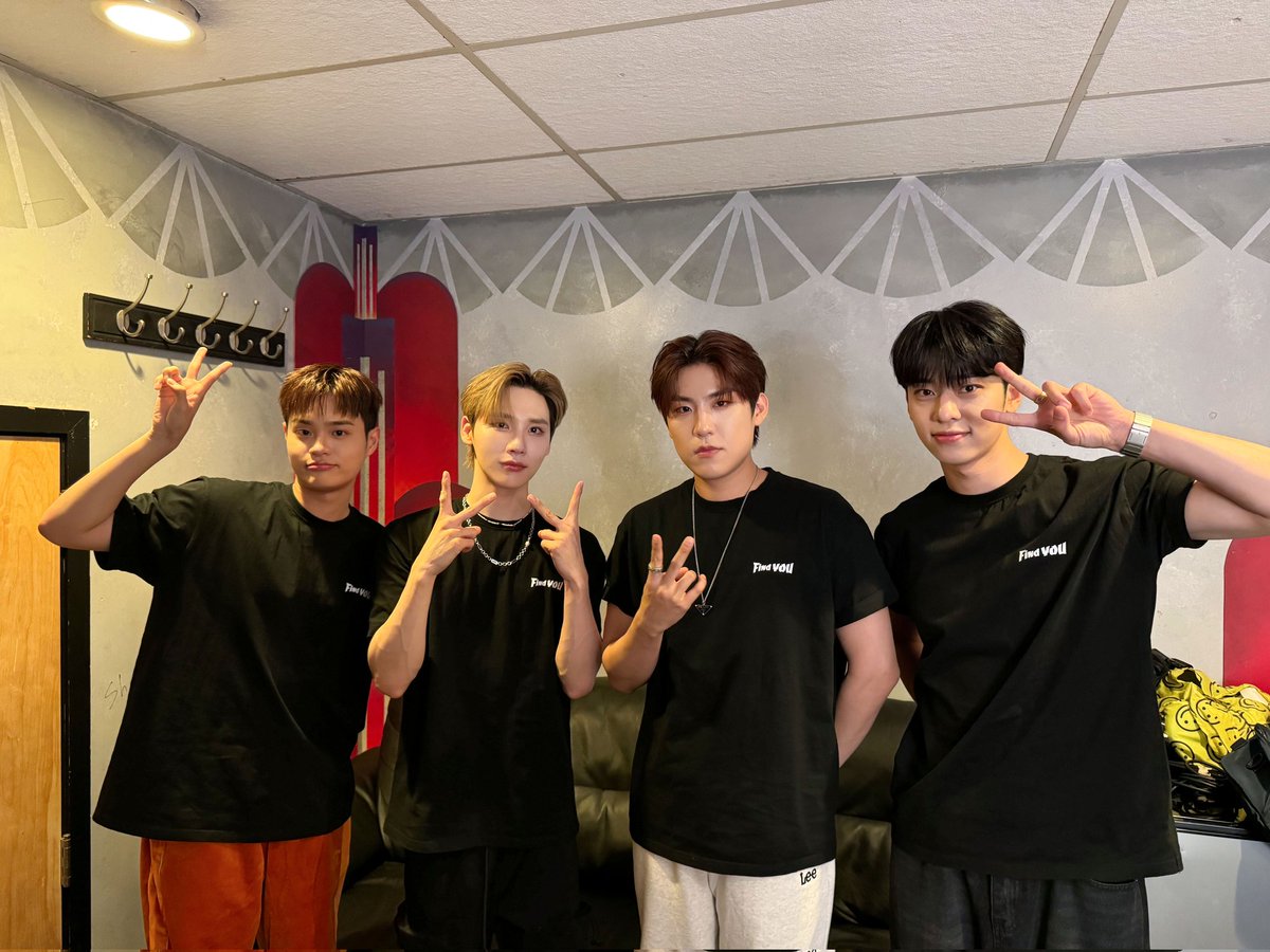AB6IX's tweet photo. [📷]
240718 2024 AB6IX FAN CONCERT 'Find YOU' IN DENVER 🇺🇸
오늘도 ABNEW와 함께 공연할 수 
있어서 완전 럭키예삐잖아 🍀✨
럭키한 예삐들과 럭키한 하루 <3
남은 투어 공연 함께 열심히 달려봐요💪💨

#AB6IX #에이비식스
#Find_YOU_DENVER https://t.co/4LyUmFuNWH