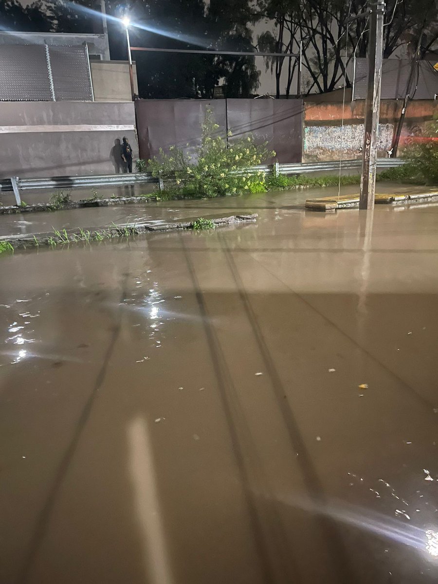 SaucedoCharly's tweet photo. 🔴Canal de las Agujas en #Tesistán desbordado, el agua ya ingresó a las casas.
#Zapopan #Temporal2024 https://t.co/6WviXetSoQ