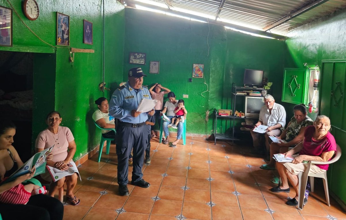 GreatH3421's tweet photo. ✨️👧🧑//Nos complace compartir que los Instructores del Programa #GREAT de la #UDEP-14 han llevado a cabo una inspiradora capacitación del "Componente Familias GREAT" en la Colonia San Francisco del municipio de Ocotepeque. 🩵👮‍♂️👮‍♀️

@PoliciaHonduras https://t.co/CmQWVMcpj4