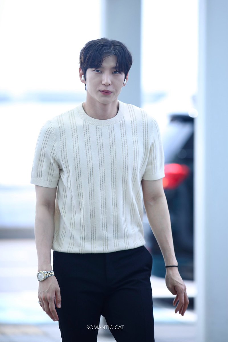 jungtaekwoon__'s tweet photo. 2024. 07. 19 

인천 🛫 타이베이 출국 preview.

@JUNGTW_LEO 

#VIXX #빅스 #LEO #레오 #정택운 #택운
반딱반딱✨ 잘생김 폭발 🌪️
언제 봐도 아우라가 대단해!! 
나이는 나만 먹지..😂 https://t.co/OkBPi7mX2a