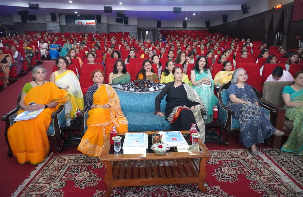 easterncomd's tweet photo. #IndianArmy
#EasternCommand
#HappyLifeTips
#MaritalHarmony
An awareness program on Happy Life Tips and understanding marital harmony for the ladies of Eastern Command was organised by #EasternCommand at #FortWilliam, #Kolkata on 18 Jul 2024. The "After Me Folder," an initiative by the Indian Army to empower the families of its personnel was introduced to the attendees. Mrs Gauri Tiwari, Regional President of #AWWA, graced the occasion, interacting with the ladies and emphasising the importance of leading a happy and informed life.
@adgpi
@SpokespersonMoD
@OfficialAwwa
Facebook - https://t.co/UHAzlAdEEj
Instagram - https://t.co/ZsBZnvhW5N