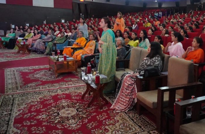 easterncomd's tweet photo. #IndianArmy
#EasternCommand
#HappyLifeTips
#MaritalHarmony
An awareness program on Happy Life Tips and understanding marital harmony for the ladies of Eastern Command was organised by #EasternCommand at #FortWilliam, #Kolkata on 18 Jul 2024. The "After Me Folder," an initiative by the Indian Army to empower the families of its personnel was introduced to the attendees. Mrs Gauri Tiwari, Regional President of #AWWA, graced the occasion, interacting with the ladies and emphasising the importance of leading a happy and informed life.
@adgpi
@SpokespersonMoD
@OfficialAwwa
Facebook - https://t.co/UHAzlAdEEj
Instagram - https://t.co/ZsBZnvhW5N
