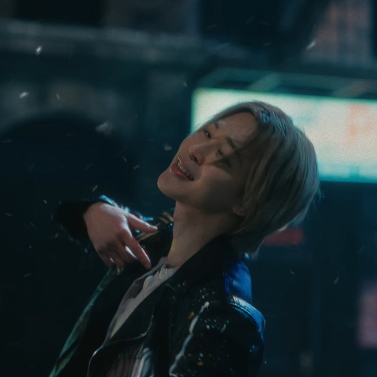 BTStranslation_'s tweet photo. OKAY WHY DOES JIMIN HAVE TO LOOK SO GOOD *HEAD IN HANDS*

#Jimin_Who #Jimin_MUSE https://t.co/RLfV7UMLxc