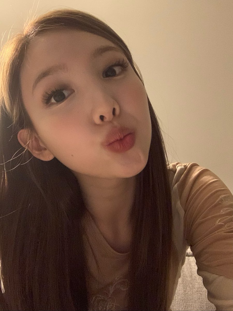 nymikita's tweet photo. 𝕌na sólo conoce 𝑓elicidad si #𓊆𝔩u𝕩ury𓊇·𝚍a𝕪 se 𝚝rata de, y como toda niña 𝚌uriosa me llamó la atención la 𝕡alabra #𝐤i𝚗g·秋ʼ𝕔ast𝐥e 𝑠o seguramente caeré ante la 𝕓elleza de #𝚊k𝐢s𝕖𖠇𓈒𝚍𝐮m𝕓 pero yo 𝚌ontenta. 🤍 https://t.co/fN4omelv11