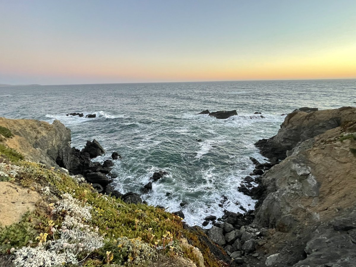 kelandren3's tweet image. The ocean is my happy place. So grateful to see a magical sunset at Portuguese Beach in #BodegaBay  I love the salty air, the misty breeze in my hair, my toes in the sand, the sound of the waves...it's exactly what I needed. 🤍