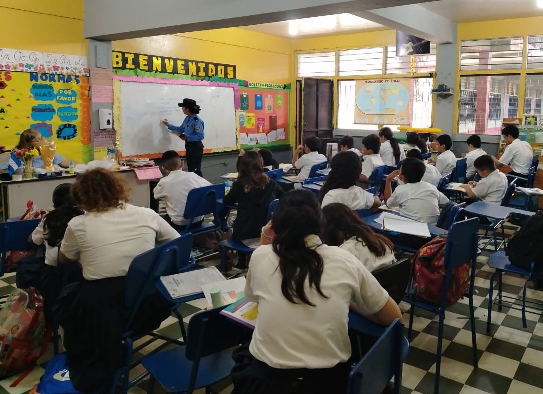 GreatH3421's tweet photo. 🩵👮‍♂️👮‍♀️/ /La #DNPSC a través de Instructores #GREAT de la #UMEP-7, han realizado una valiosa capacitación sobre Prevención de Maras y Pandillas a los estudiantes del C.E.B. José Castro López, ubicado en el barrio Medina, San Pedro Sula, Cortés.✨️

@PoliciaHonduras
@hegusave https://t.co/9oW1KMdero