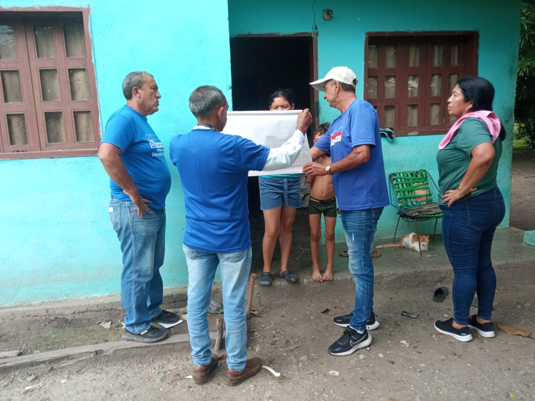 SanchezAliel's tweet photo. #UNTSantaRosalía en casa por casa en el Playón sector Barrio las Brisas conjuntamente con compañeros de Vente Venezuela y Voluntad popular. Seguimos trabajando por la victoria este 28 de Julio https://t.co/WWX9IOjmR8