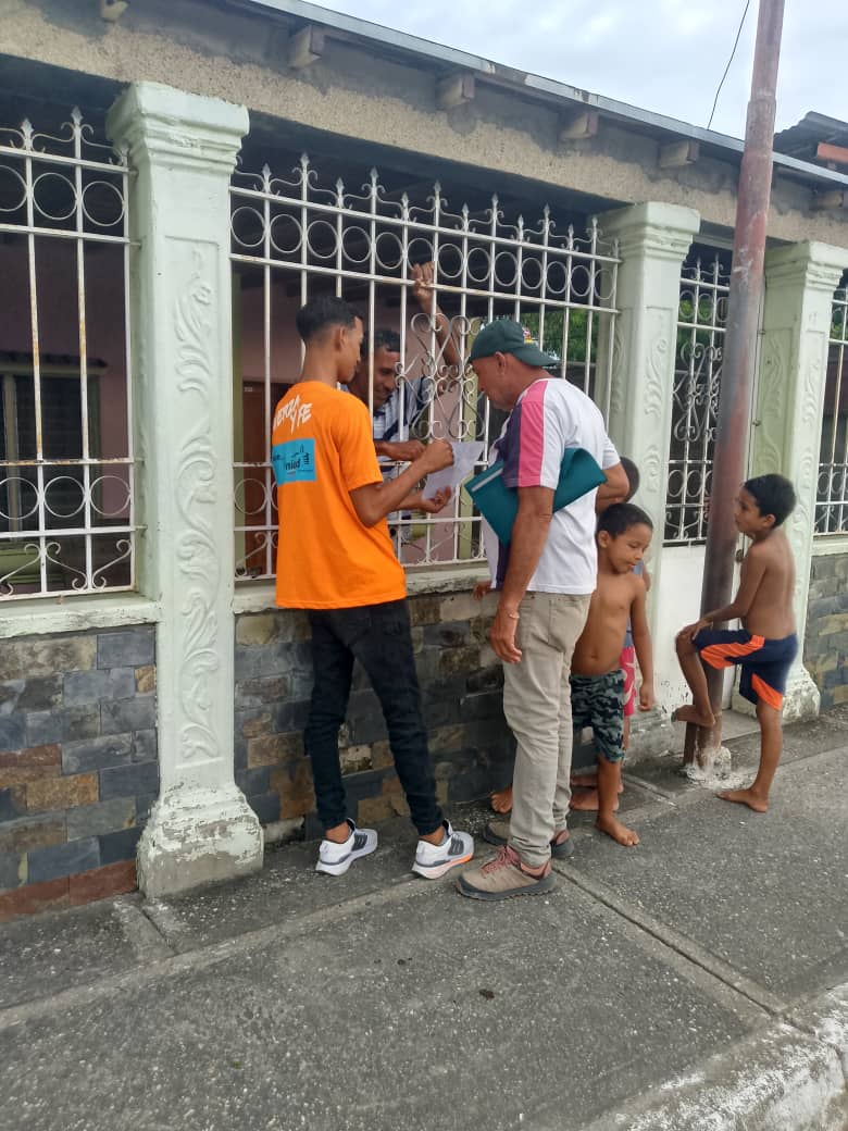 SanchezAliel's tweet photo. #UNTSantaRosalía en casa por casa en el Playón sector Barrio las Brisas conjuntamente con compañeros de Vente Venezuela y Voluntad popular. Seguimos trabajando por la victoria este 28 de Julio https://t.co/WWX9IOjmR8