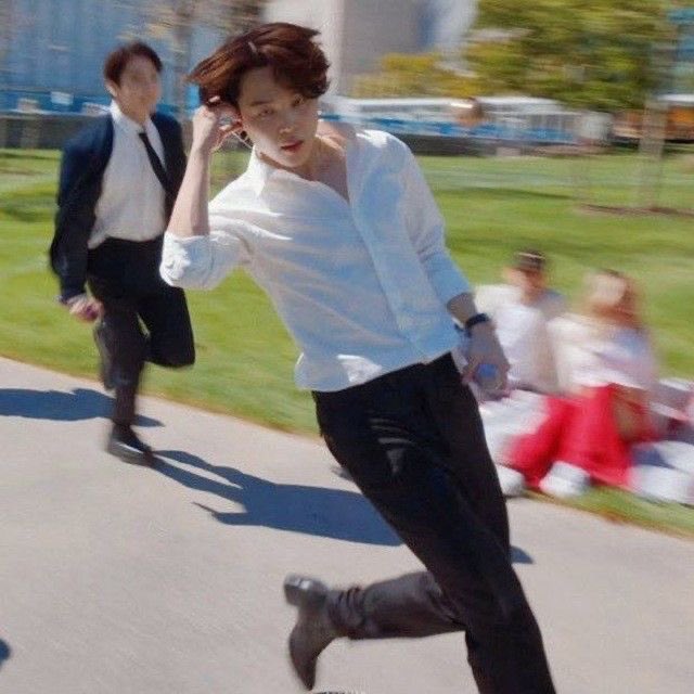 :พี่คะๆ โรงอาหารอยู่ตรงไหนหรอคะ

:อ๋อ ฟังWHO ของจีมิน BTSครับ