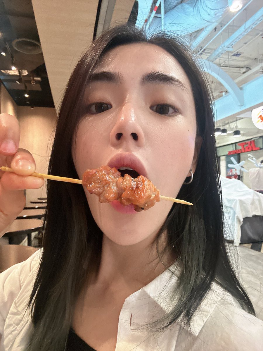 22XPIM_'s tweet photo. รีวิวทำงานเช้าวันนี้ ตื่นตี5 รีบอาบน้ำ หน้าสดไปแต่งหน้าบนรถไฟฟ้า ซื้อหมูปิ้ง5ไม้ บรรยากาศเช้าที่ไม่ได้เจอมานาน ปกติทำงานเลิกเช้า วันนี้เริ่มเช้า ไม่ชิน55525252555555
#22xpim https://t.co/MZqs28dcqy