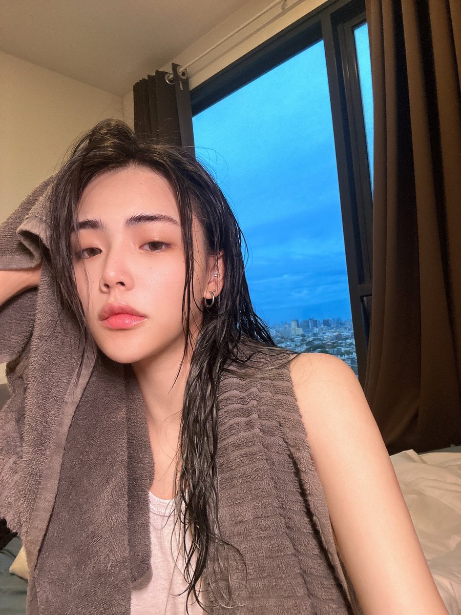 22XPIM_'s tweet photo. รีวิวทำงานเช้าวันนี้ ตื่นตี5 รีบอาบน้ำ หน้าสดไปแต่งหน้าบนรถไฟฟ้า ซื้อหมูปิ้ง5ไม้ บรรยากาศเช้าที่ไม่ได้เจอมานาน ปกติทำงานเลิกเช้า วันนี้เริ่มเช้า ไม่ชิน55525252555555
#22xpim https://t.co/MZqs28dcqy
