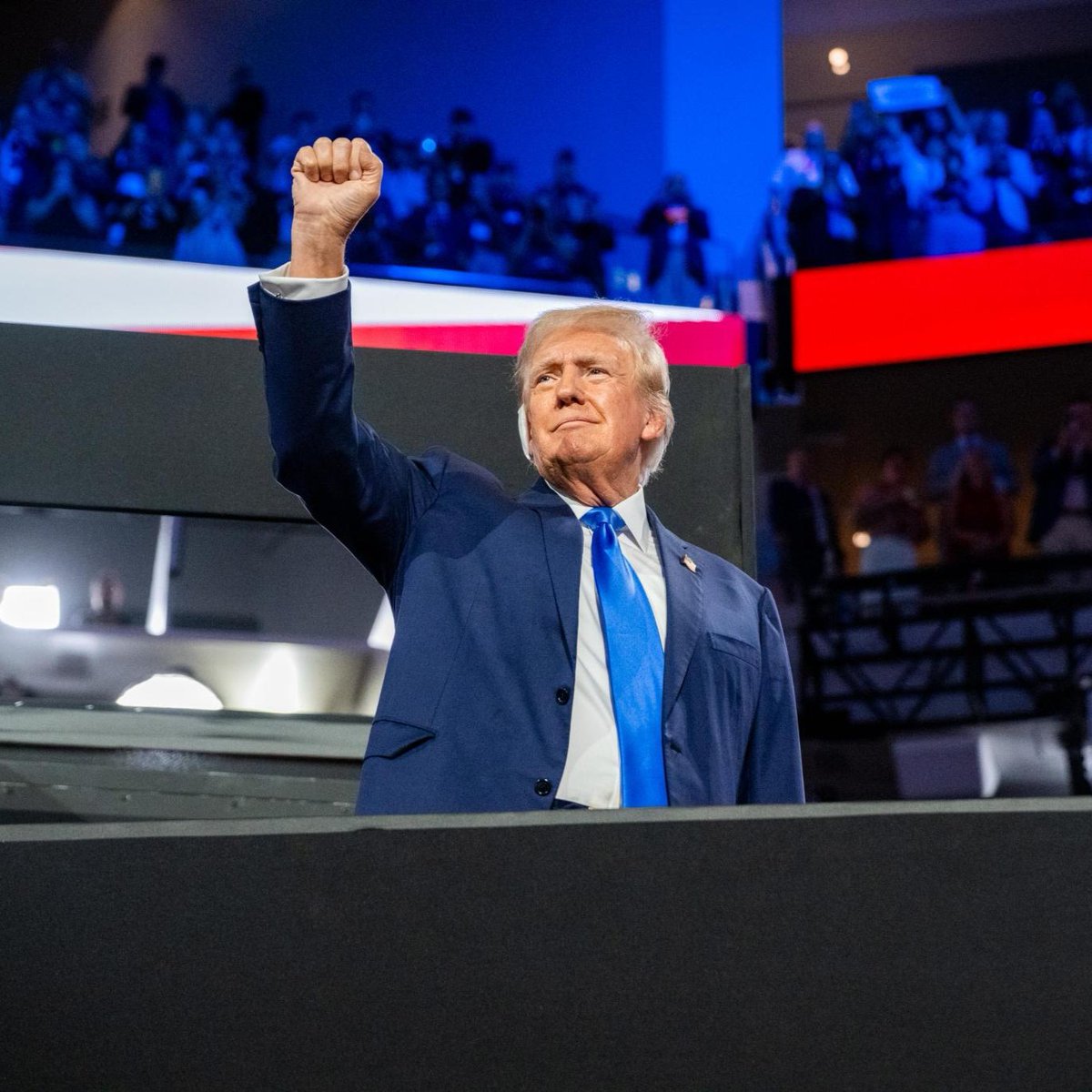 far_handd's tweet photo. All that he needed to say was, "Thank you America and God bless America"...then sleep till election day, but as usual he's screwed up #trump #MAGA #RepublicanNationalConvention #Biden #Biden #USA_Election https://t.co/NZOiLaMl1j