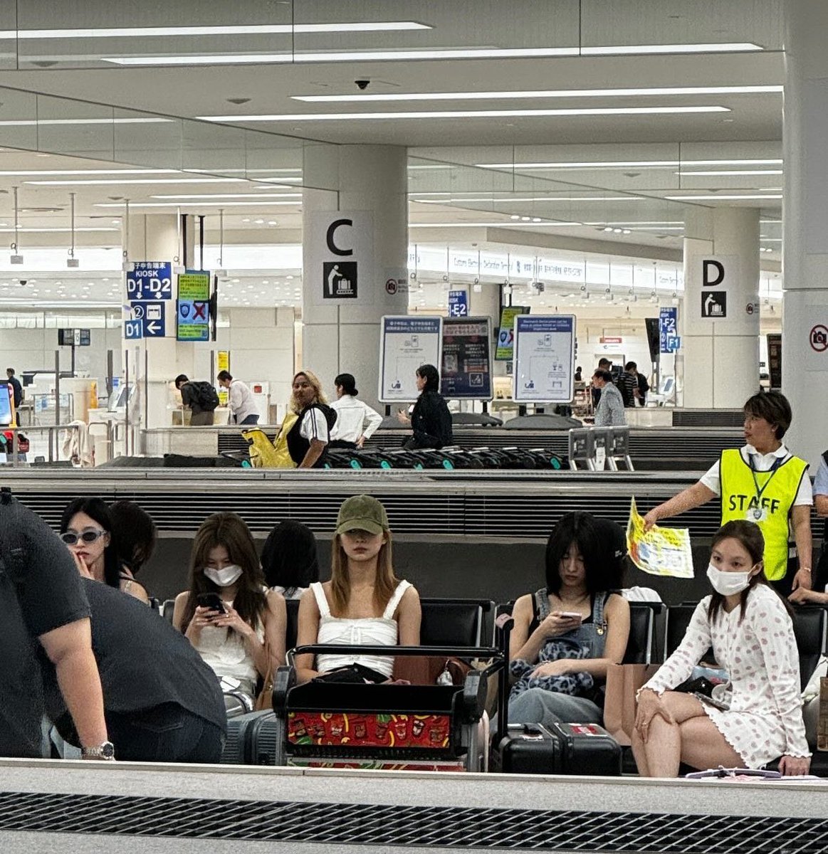 satoezaki's tweet photo. just get them in the plane bruh 😭😭😭😭 https://t.co/rTl1yZeXx0