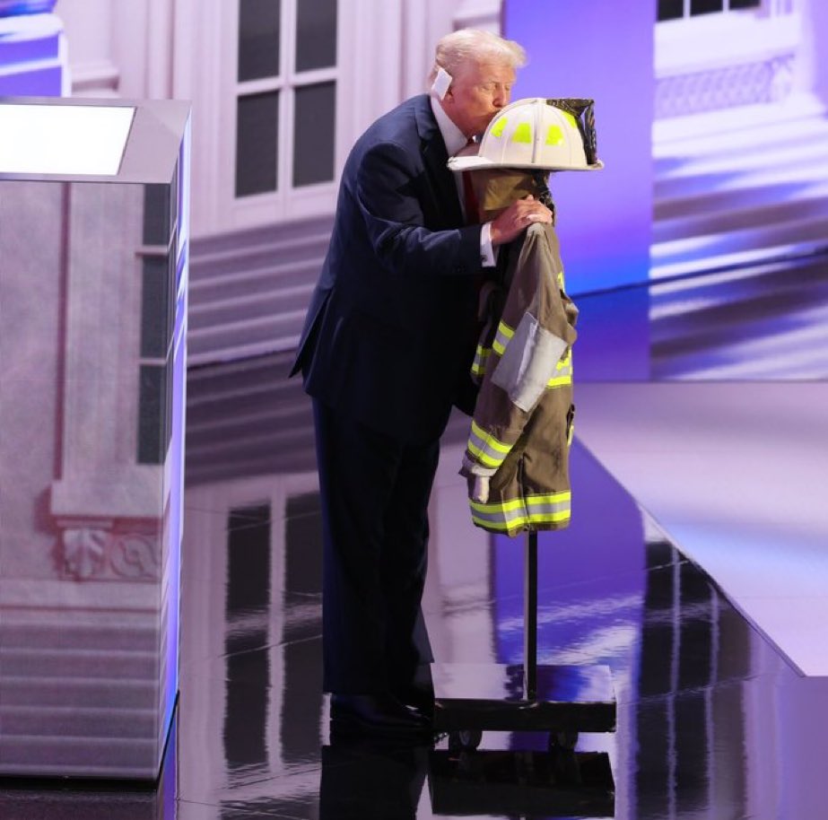 BlackKnight10k's tweet photo. That bullet clearly caused brain damage. He's unfit to be president so make sure you retweet this, click on #DropOutDon, and retweet every single post.

For the good of the country, Donald Trump should step aside. https://t.co/NjkMBlsPCg