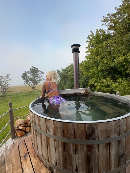 My first time in a wood fired hot tub 🔥 https://t.co/maHaul34Ka