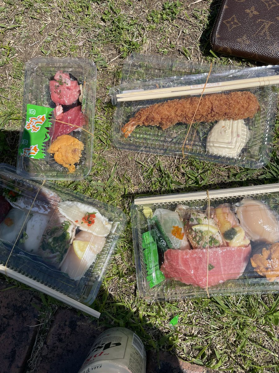 FamilyTimeArt's tweet photo. 丘で、食べる、俺らはスター https://t.co/mflK39vdIF