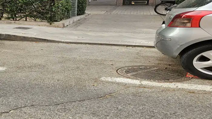Carabanchelnet's tweet photo. 📌Demandan la instalación de un paso de cebra en la calle Prado Alegre, en el barrio de Colonia Jardín
https://t.co/NiwKG4Fdf9
#Carabanchel #Madrid #asfaltado #callePradoAlegre #ColoniaJardín #farolaenmedioacera #pasodecebra https://t.co/jDTpbkSfiU