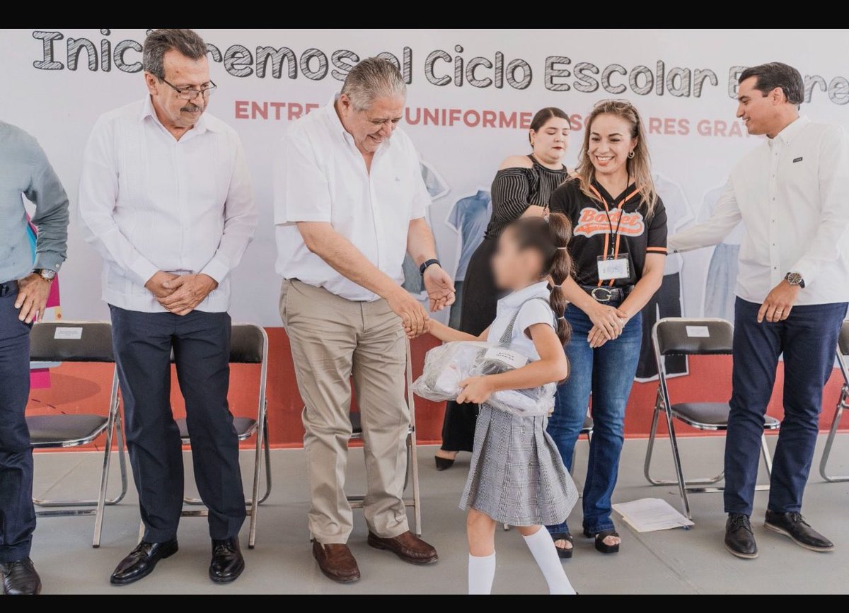 rodrigofh1101's tweet photo. Hoy, el Secretario de Educación y Cultura, @FroylanGamezG, los dirigentes de @SNTE54mx y  SNTE 28 y autoridades de Gobierno, atestiguaron el cumplimiento de Entrega de Uniformes en la escuela primaria “Jaime Torrez Bodet” de Hermosillo https://t.co/ogmg1fAEsD