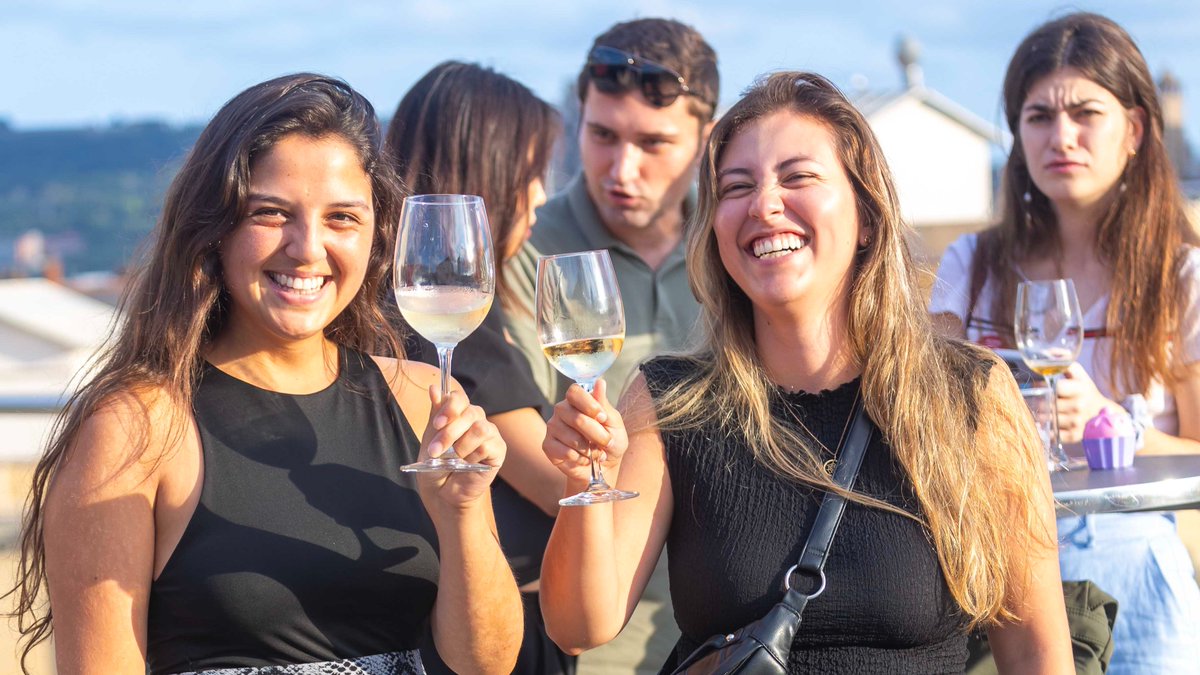 AlumniBSM's tweet photo. 🌍 Attendees from various programs and nationalities enjoyed an afternoon filled with networking activities, expanding their networks and learning about all the services our community offers. 🥂 The event concluded with cocktails on the School’s terrace. https://t.co/75BbLl3KJi