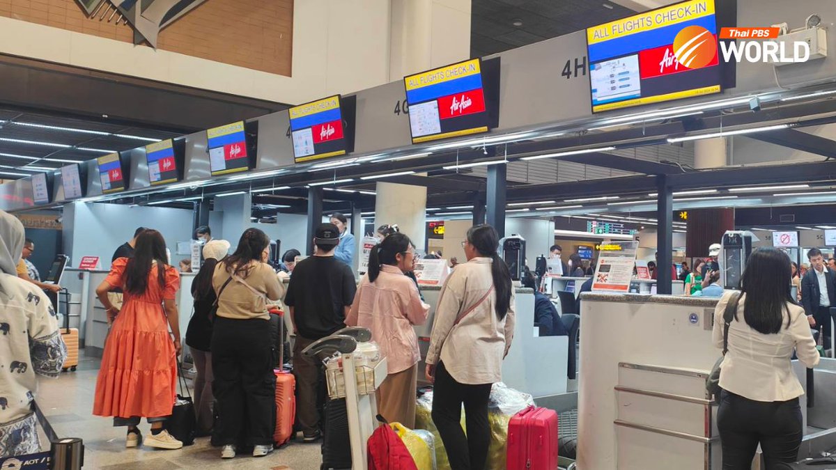 ThaiPBSWorld's tweet photo. Many passengers were left stranded at the international flights terminal at Don Mueang Airport not being able to load their luggages, following a Microsoft cloud service outage, which has impacted many businesses worldwide, including AirAsia, a low-cost airline, and hospital systems. As a result, the airline had to resort to a manual system, causing delays for passengers.

#ThaiPBSWorld #ThailandNews #ThailandUpdate