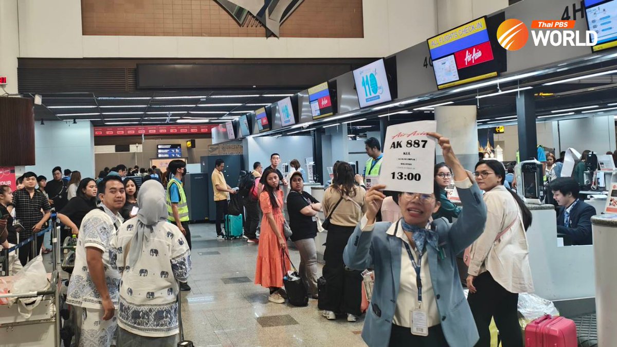 ThaiPBSWorld's tweet photo. Many passengers were left stranded at the international flights terminal at Don Mueang Airport not being able to load their luggages, following a Microsoft cloud service outage, which has impacted many businesses worldwide, including AirAsia, a low-cost airline, and hospital systems. As a result, the airline had to resort to a manual system, causing delays for passengers.

#ThaiPBSWorld #ThailandNews #ThailandUpdate