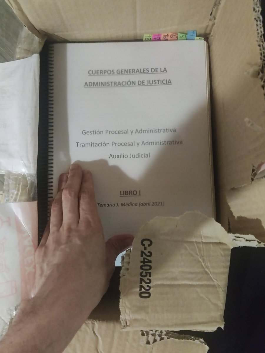opomierdas's tweet photo. Acabo de recibir los libros de las oposiciones, después de un año que los dejé en casa de mis padres.

¿Recordáis la escena final de la película Se7en con la caja? Pues he tenido las mismas sensaciones que Brad Pitt al abrirla. https://t.co/WzY21Q8olR