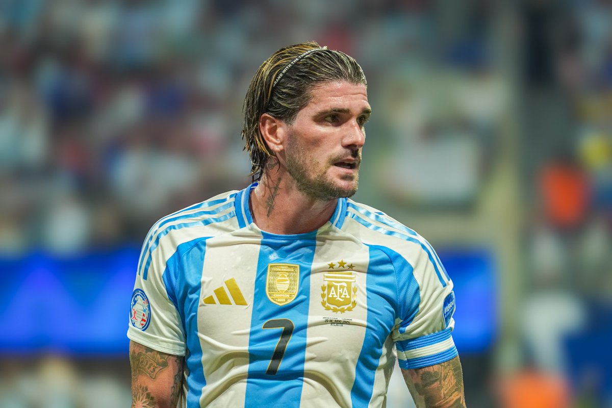 ActuFoot_'s tweet photo. Rodrigo De Paul 🇦🇷 :

« Quand la finale de Copa América s'est terminée, Messi est arrivé et la première chose qu'il a dite a été : "𝗣𝗲𝗿𝘀𝗼𝗻𝗻𝗲 𝗻𝗲 𝘀𝗲 𝗺𝗼𝗾𝘂𝗲 𝗱𝗲 𝗽𝗲𝗿𝘀𝗼𝗻𝗻𝗲, 𝗰𝗲́𝗹𝗲́𝗯𝗿𝗼𝗻𝘀 𝗲𝘁 𝗽𝗿𝗼𝗳𝗶𝘁𝗼𝗻𝘀 𝗱𝗲 𝗻𝗼𝘁𝗿𝗲 𝘃𝗶𝗰𝘁𝗼𝗶𝗿𝗲.". »

🗣️@olgaenvivo