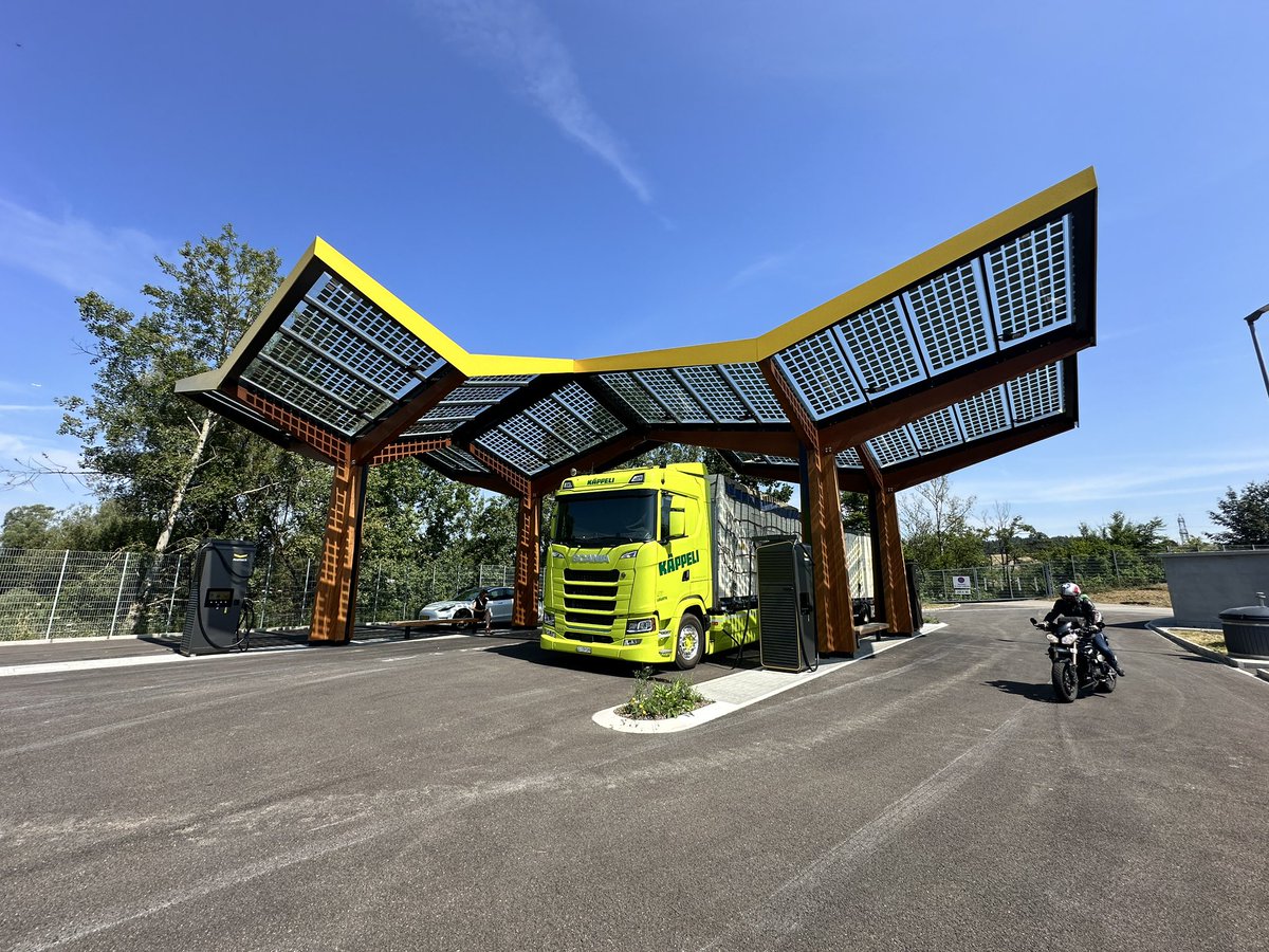 Hanziehermans's tweet photo. Grüezi from Switzerland. We are happy #Fastned charging near Zürich. Big truck/lorry also supercharging ⚡️⚡️⚡️ https://t.co/9ZzTljb7Pf