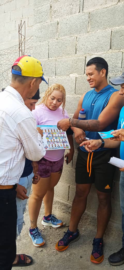 wilmersequera16's tweet photo. @victortorrealba buenos días muy activó el comando de campaña municipal de Edmundo González que dirige mahomed  y ayer el volanteo en la Salle con Florencio Jiménez en el cercado y en San Francisco  Pavia entre muchos explicando como votar por Edmundo González https://t.co/IzPGwjLjj6