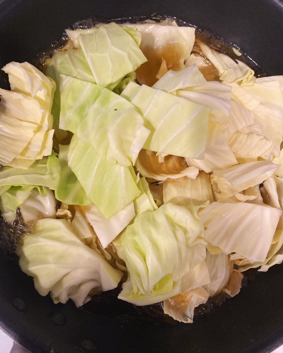 akari_hasegawa's tweet photo. スタミナが欲しい時におすすめの、豚肉とキャベツの塩昆布豆乳煮。調味料は塩だけですが、塩昆布と無調整豆乳の旨味がしっかり効いているから優しい味派もガッツリ味派も大満足(ラー油で味変するとまた美味しい…)。動物性&amp;植物性たんぱく質がダブルで摂れるのも◎詳しくは↓
https://t.co/wR1FH4NSRO https://t.co/lfQdHoahIv
