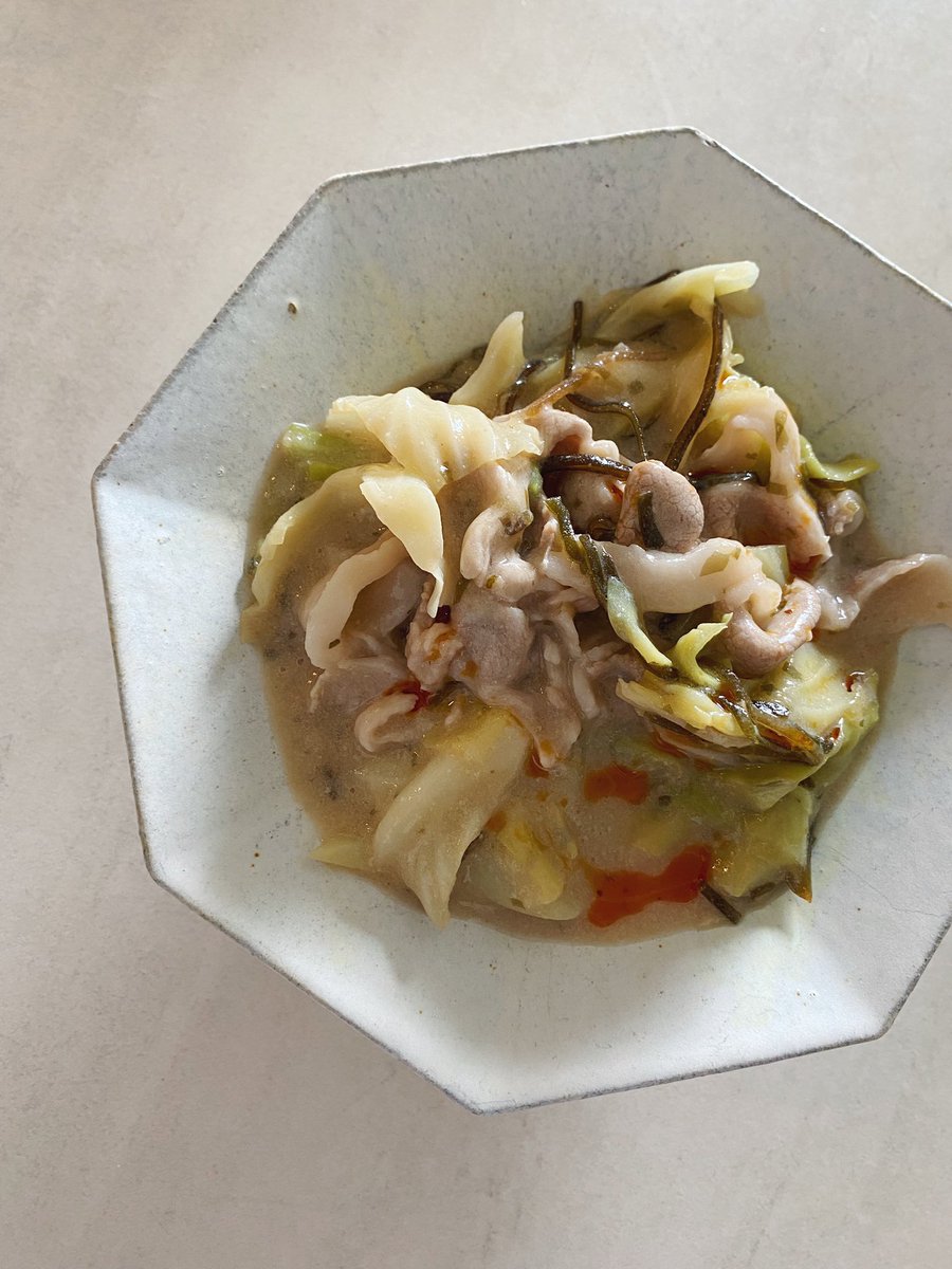 akari_hasegawa's tweet photo. スタミナが欲しい時におすすめの、豚肉とキャベツの塩昆布豆乳煮。調味料は塩だけですが、塩昆布と無調整豆乳の旨味がしっかり効いているから優しい味派もガッツリ味派も大満足(ラー油で味変するとまた美味しい…)。動物性&amp;植物性たんぱく質がダブルで摂れるのも◎詳しくは↓
https://t.co/wR1FH4NSRO https://t.co/lfQdHoahIv