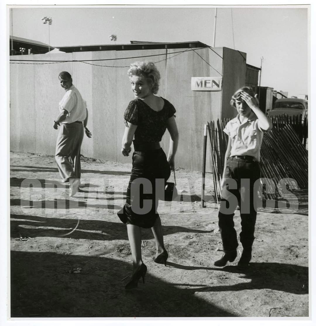 Clubpassionmar2's tweet photo. Bonne journée de vendredi.
Have a sweet Friday.
#marilynmonroe #marilyn #clubpassionmarilyn #busstop #arretdautobus #bobbeerman https://t.co/cvSjuISJgq