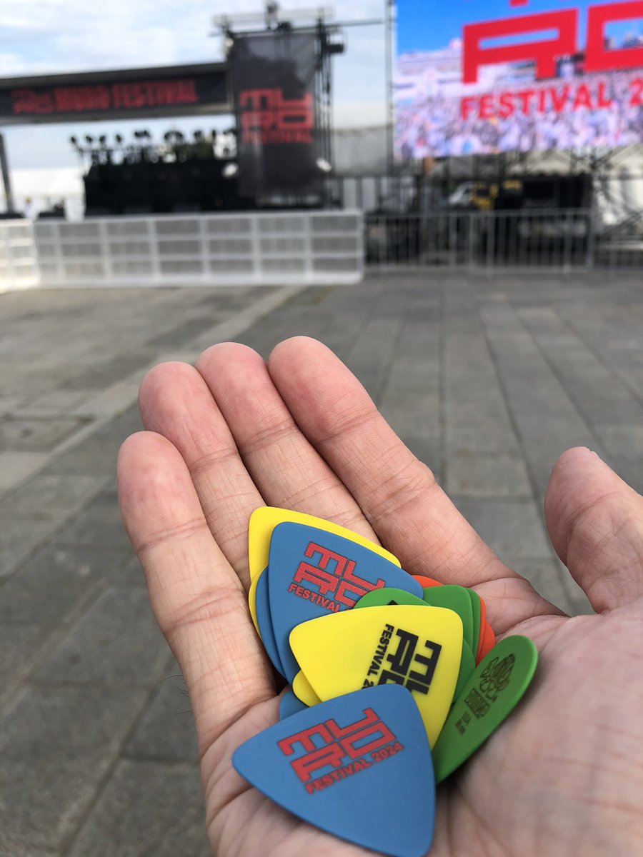 明日からムロフェス。

例年通りピック配ります！！
声かけてもらえたらお渡しします！！

2日目はフレンズのえみそんにもピック配るの手伝ってもらいます！

楽しんで行ってくださいー！