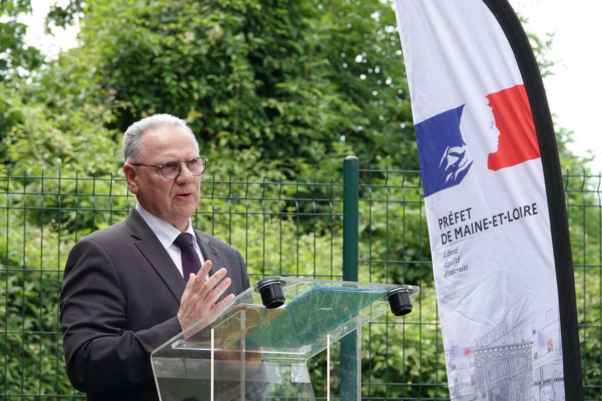 Prefet49's tweet photo. 🇫🇷Ph. CHOPIN, @Préfet49 a lancé la campagne de prévention des #FeuxDeForet 2024 avec @FlorenceDabin, Pdte du @Maine_et_Loire, @chalopinbauge maire de @baugeenanjou, le Col GILCART, Dir. adjoint du @SDIS49 et ses nouveaux moyens de lutte contre les feux de forêt. https://t.co/iOd2e57TmJ