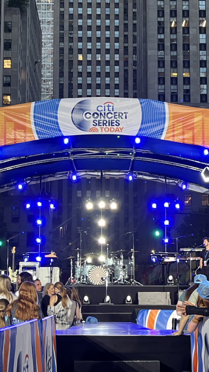 skeletonpuppets's tweet photo. Up close and center and getting hypnotized by the new drum kit 🔥 Can’t wait for @OneRepublic 🙌🏽 #OneRepublicToday @TODAYplaza @RyanTedder https://t.co/MDbqCFOcUb