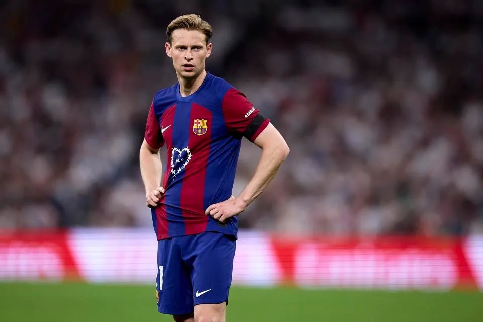 ¿Venderían a Frenkie De Jong si llegara una oferta de 120 Millones ?

🔁 NO 
❤️ SI