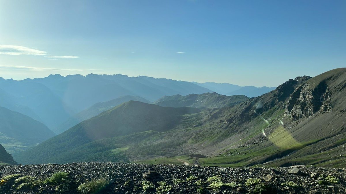 17_bob_trey_o's tweet photo. Stage 19. It’s live from the flag drop on @itvcycling #coldevars ⛰️ #bonette ⛰️#isola2000 ⛰️ https://t.co/GOfIm35mwl