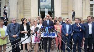 jmaphatie's tweet photo. C’est donc le grand retour de @laurentwauquiez Et quel retour ! 

Redevenu député le 7 juillet dernier, l’ex-président de la région Rhône-Alpes a passé un marché avec @GabrielAttal , député-président de groupe-premier ministre. À eux deux, ils se sont partagés les postes les plus en vus et les plus juteux de l’@AssembleeNat : première vice-présidence, questure, commission des finances. À eux deux, ils ont exclu tous les autres, @RNational_off @partisocialiste @EELV @PartiCommun la @FranceInsoumise La contrepartie étant l’apport des voix du candidat @lesRepublicains @philippejuvin à la candidate de l’ex-majorité, retiré dès le premier tour de scrutin jeudi, afin que soit scellé dans le marbre ce qui s’est conclu dans la coulisse. 

Sitôt sa réélection acquise, hier soir, @YaelBRAUNPIVET a déclaré ceci à ses collègues députés : « Nous devons nous entendre, coopérer, dialoguer et avancer. Je serai à vos côtés pour innover, trouver un nouveau chemin que notre Assemblée doit emprunter. » Les mots avaient de la grâce. Ils désignaient en réalité » le sectarisme et l’exclusion. 

Qu’apporte à Laurent Wauquiez ce marché conclu avec les macronistes rescapés à l’Assemblée nationale ? Une satisfaction immédiate, de l’argent et des moyens pour l’action politique, la questure représentant une poire juteuse qui permet d’organiser des déjeuners et des dîners en grand nombre, le prestige aussi de la commission des finances. Il fallait entendre hier, il faut lire aujourd’hui les élus Républicains, torses bombés, qui se rengorgent de leur influence retrouvée, alors même que les électeurs laminent leur surface politique à chaque élection. 

A plus long terme en revanche, ce marchandage nuira à Laurent Wauquiez. L’avidité pour les postes et les prébendes signalent l’absence de hauteur de vue de la part d’un homme qui veut diriger l’Etat. Lui qui vilipende le pouvoir sortant n’hésite pas à signer un contrat avec lui au détriment des autres forces politiques. Cette attitude n’est ni sincère, ni démocratique. Elle est vaine en outre, puisque c’est accord ne paraît pas de nature à déboucher sur une alliance pour gouvernement la Nation. 

Une image publique résulte de la superposition de mille feuilles. Celle ci, manœuvrière et intéressée, est grise et triste. Elle est désormais collée au personnage. 

Il ne faut pas s’étonner cependant de ces marchandages. La violence de la dissolution a chamboulé les esprits des dirigeants. Elle a gommé l’éthique, bouleversé les codes, effacé les repères. Le gouvernement devient démissionnaire de pacotille pour que ses membres puissent voter à l’Assemblée. La présidente sortante qui aurait dû s’effacer pour authentifier la défaite de son camp s’accroche à son poste et malheureusement pour elle, elle gagne à nouveau. Maintenant, le partage des postes et l’exclusion des adversaires. La tambouille est maîtresse. La combinaison est légitime. Ceux qui agissent ainsi négligent l’essentiel : si les gens oublient, la citoyenneté se souvient. 

Etonnant, non ?