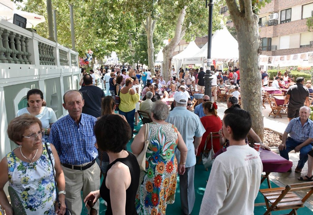 AytoAntequera's tweet photo. 💃🏻 ÚLTIMO DÍA para la presentación de solicitudes para la instalación de casetas en la Real Feria de Agosto 2024

🍹 Casetas:
▫️Paseo Real
▫️Recinto ferial

📲 Más información:
https://t.co/FuYildLUcI

#Antequera es #MásCiudad https://t.co/t8YxvUmSk5