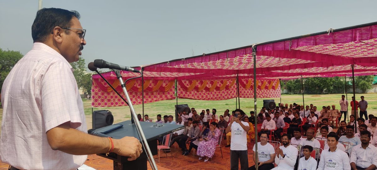 स्वच्छ पर्यावरण के लिए पौधारोपण जरूरी, पौधा लगाकर उसके संरक्षण का लें संकल्प : उपायुक्त आर.के सिंह
-एक पेड़ माँ के नाम अभियान के तहत पौधारोपण कार्यक्रम आयोजित
-उपायुक्त आर के सिंह ने पौधारोपण कर दिया पर्यावरण स्वच्छता का संदेश
<a href="/DiprHaryana/">DPR Haryana</a> <a href="/cmohry/">CMO Haryana</a>