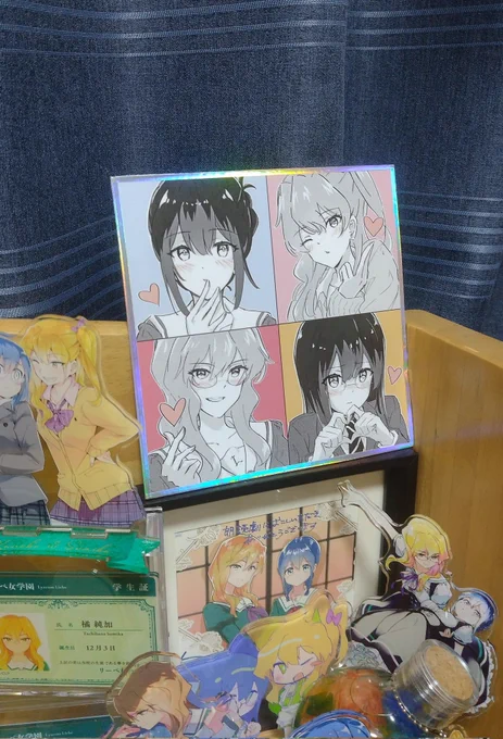 あらかりさんの色紙飾りたかったけど棚のスペース無いすぎてだいぶ無理のある位置に…_(:3 」∠)_ これだとちょっとの衝撃ですぐ落ちちゃうなあ  どうしよっか