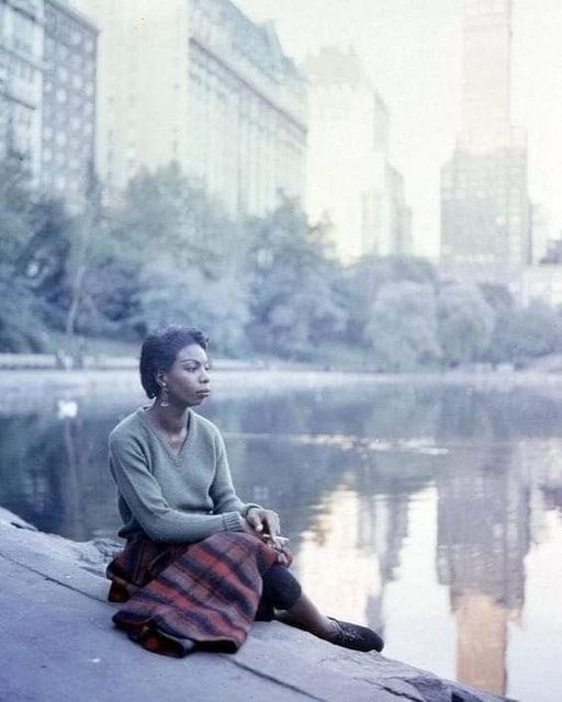 literlandweb1's tweet photo. "Lo que me mantuvo cuerda fue saber que las cosas cambiarían, era cuestión de mantenerme unida a mí misma hasta que lo hicieran".
Nina Simone https://t.co/SxkegEy4sj