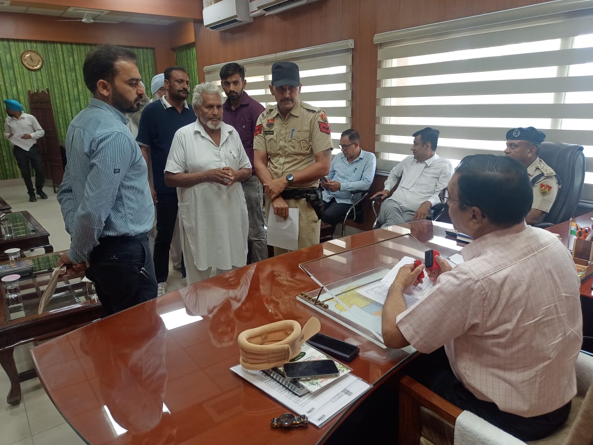 नागरिकों की शिकायतों के अविलम्ब समाधान का प्रभावी जरिया बना समाधान शिविर
-मौके पर समाधान होने से नागरिकों को मिल रही राहत, शिकायतों पर अधिकारी ले रहे त्वरित एक्शन
-उपायुक्त आर.के. सिंह ने समाधान शिविर में सुनी 50 से अधिक समस्याएं, शीघ्र समाधान के दिए निर्देश
<a href="/DiprHaryana/">DPR Haryana</a> <a href="/cmohry/">CMO Haryana</a>