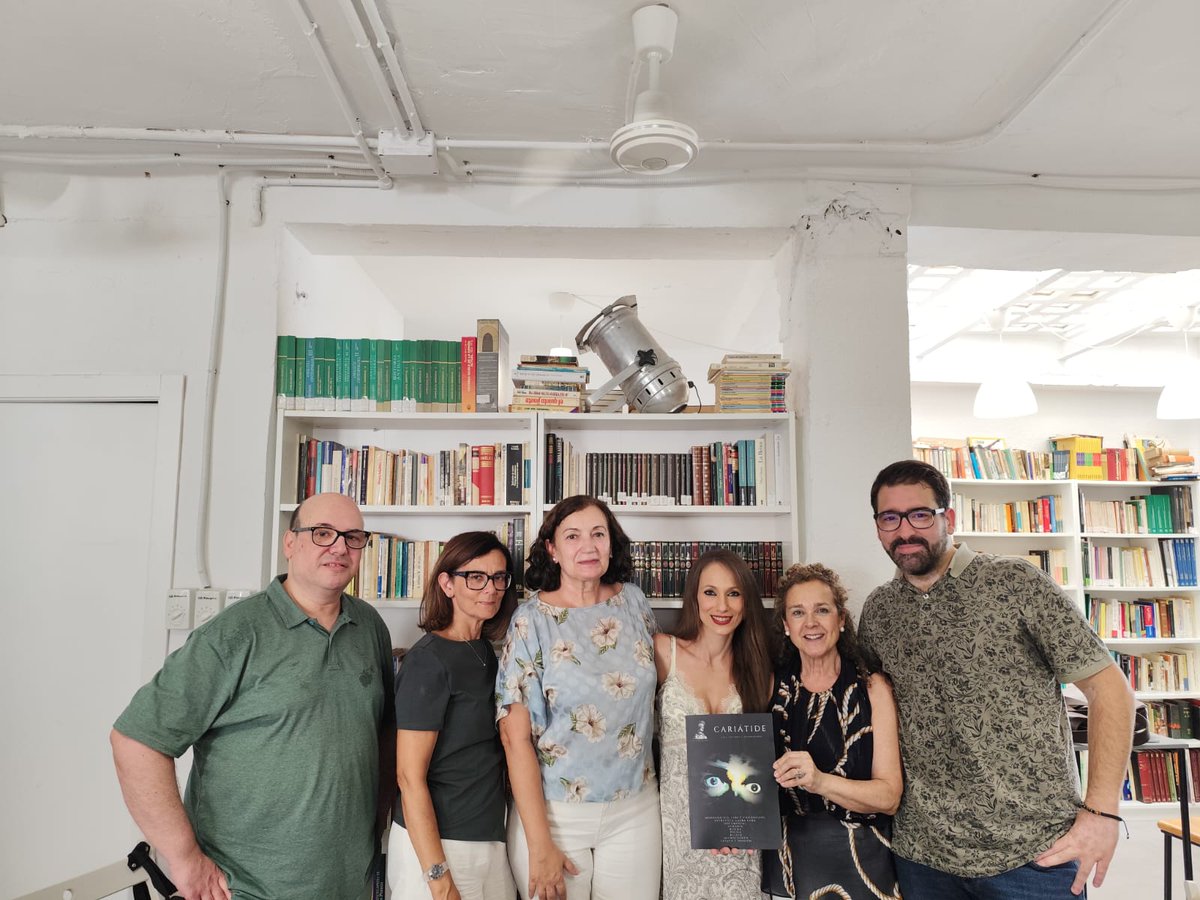 Nuestra compañera María Gago presentó ayer el n. 4 de la Revista CARIÁTIDE, de la que es directora, en la sede de <a href="/UCOCultura/">UCOCultura</a>.

En esta imagen la vemos con parte de sus compañeras y compañeros de la <a href="/Buco_es/">Biblioteca de la UCO</a>.

+ info: uco.es/servicios/actu…